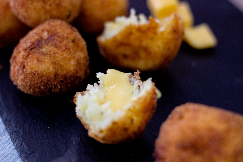 cheese-stuffed-mashed-potato-balls